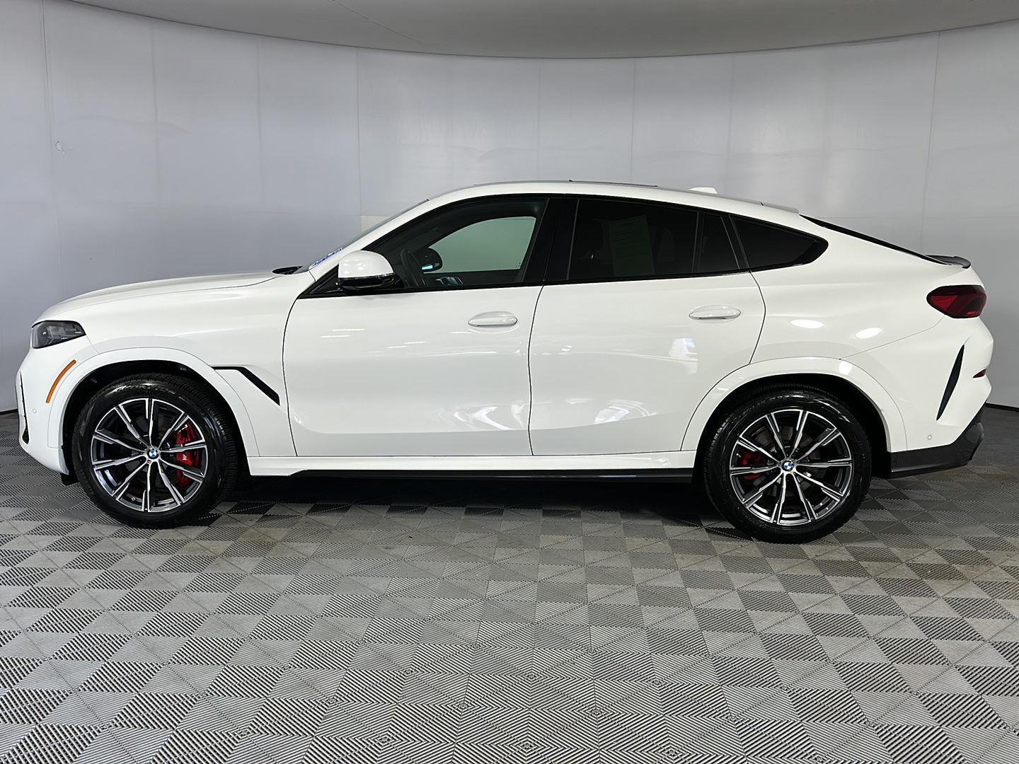 Used 2025 Alpine White BMW xDrive40i image 8