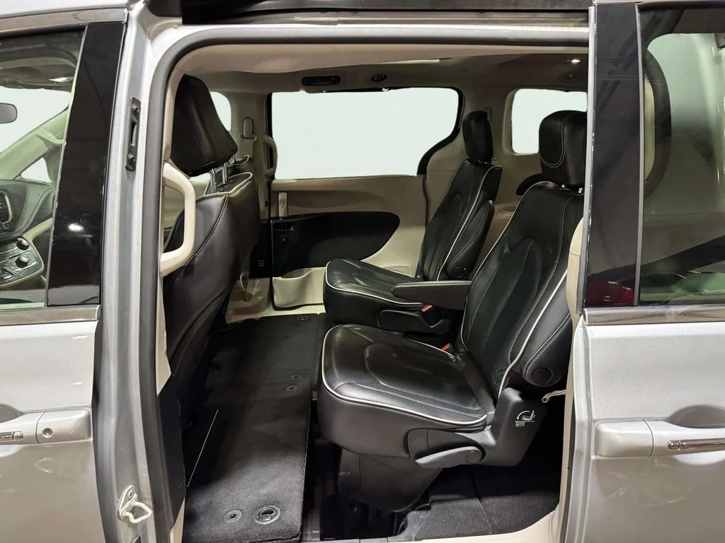 Used 2023 Silver Mist Clearcoat Chrysler Limited image 23