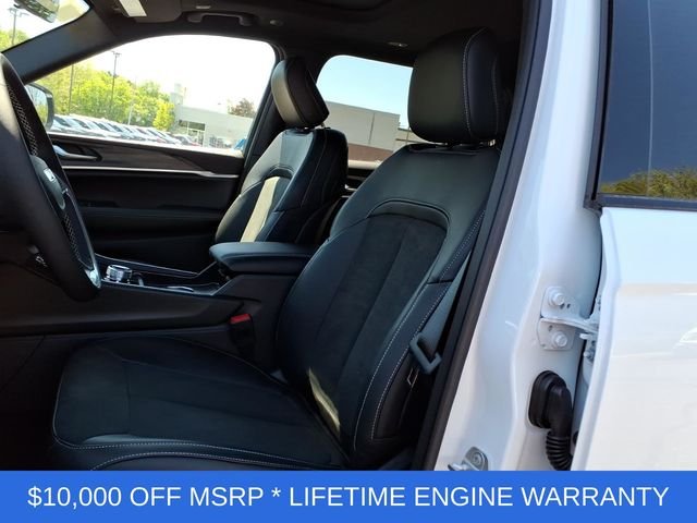 New 2026 Bright White Clear-Coat Exterior Paint Jeep Altitude image 12
