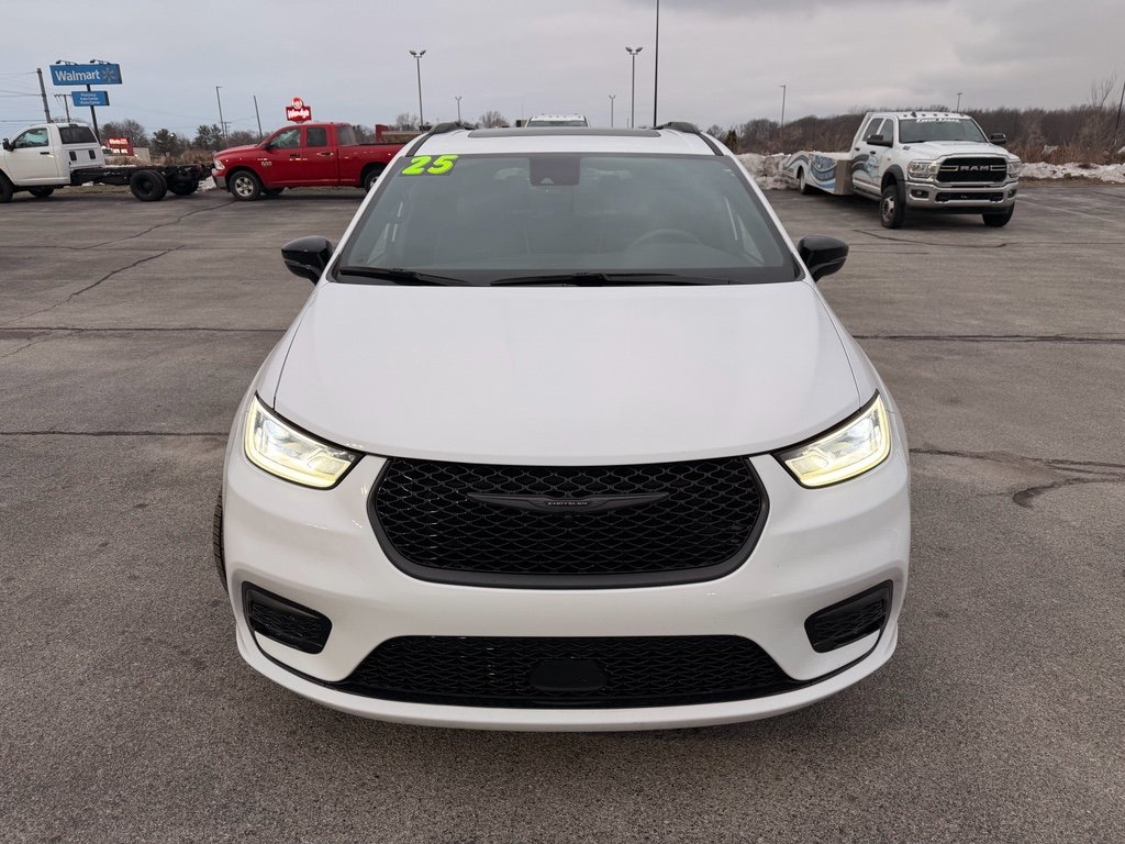 Used 2025 Bright White Clearcoat Chrysler Limited image 3
