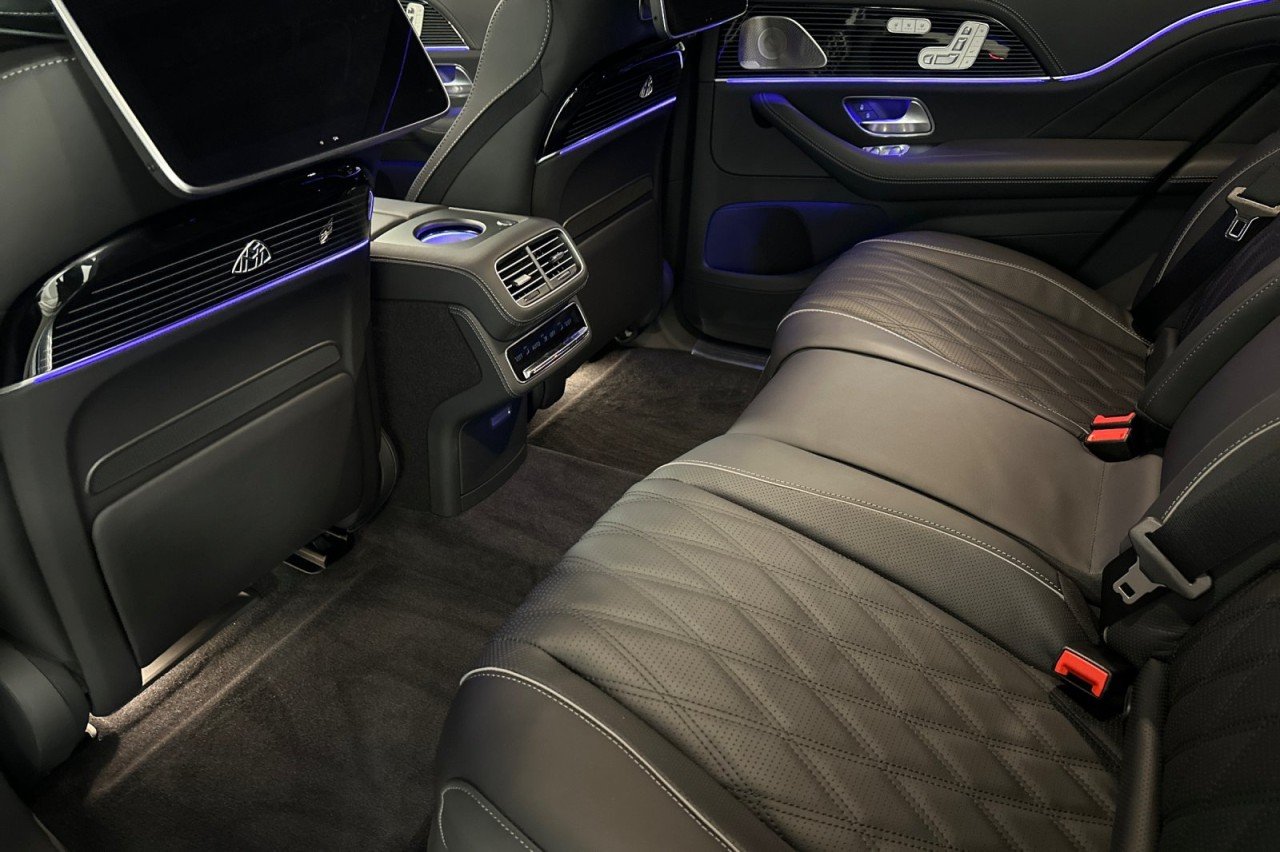 New 2026 MANUFAKTUR Moonlight White Metallic Mercedes-Benz Maybach GLS 600 4MATIC® SUV image 11
