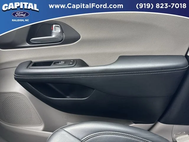 Used 2024 White Chrysler Touring L image 28
