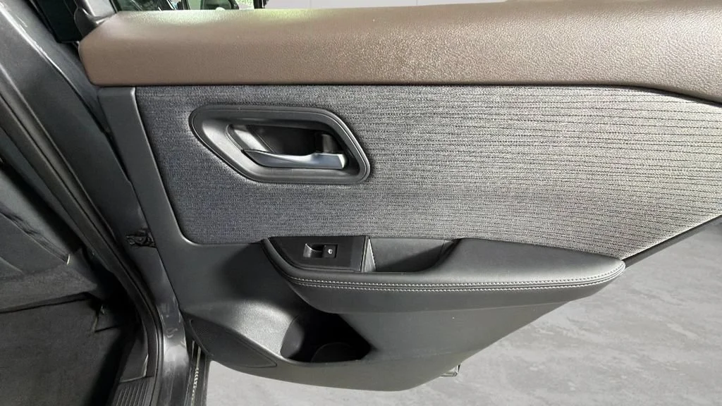 Used 2021 Gray Nissan SV FWD image 31