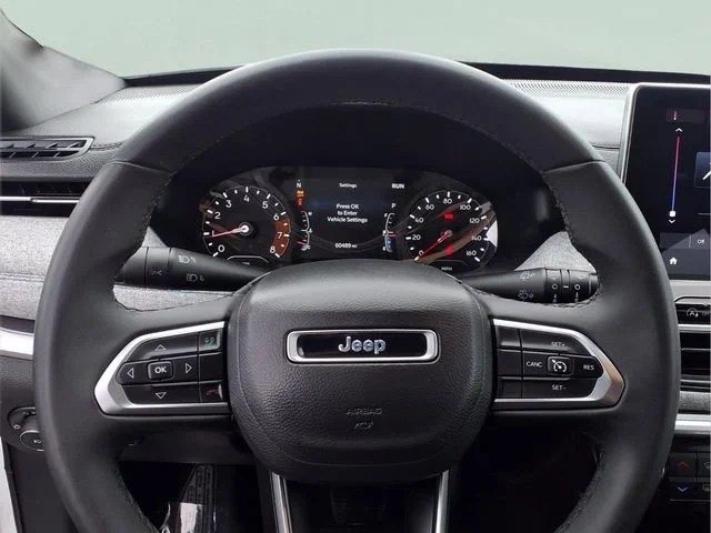 Used 2024  Jeep Latitude image 14