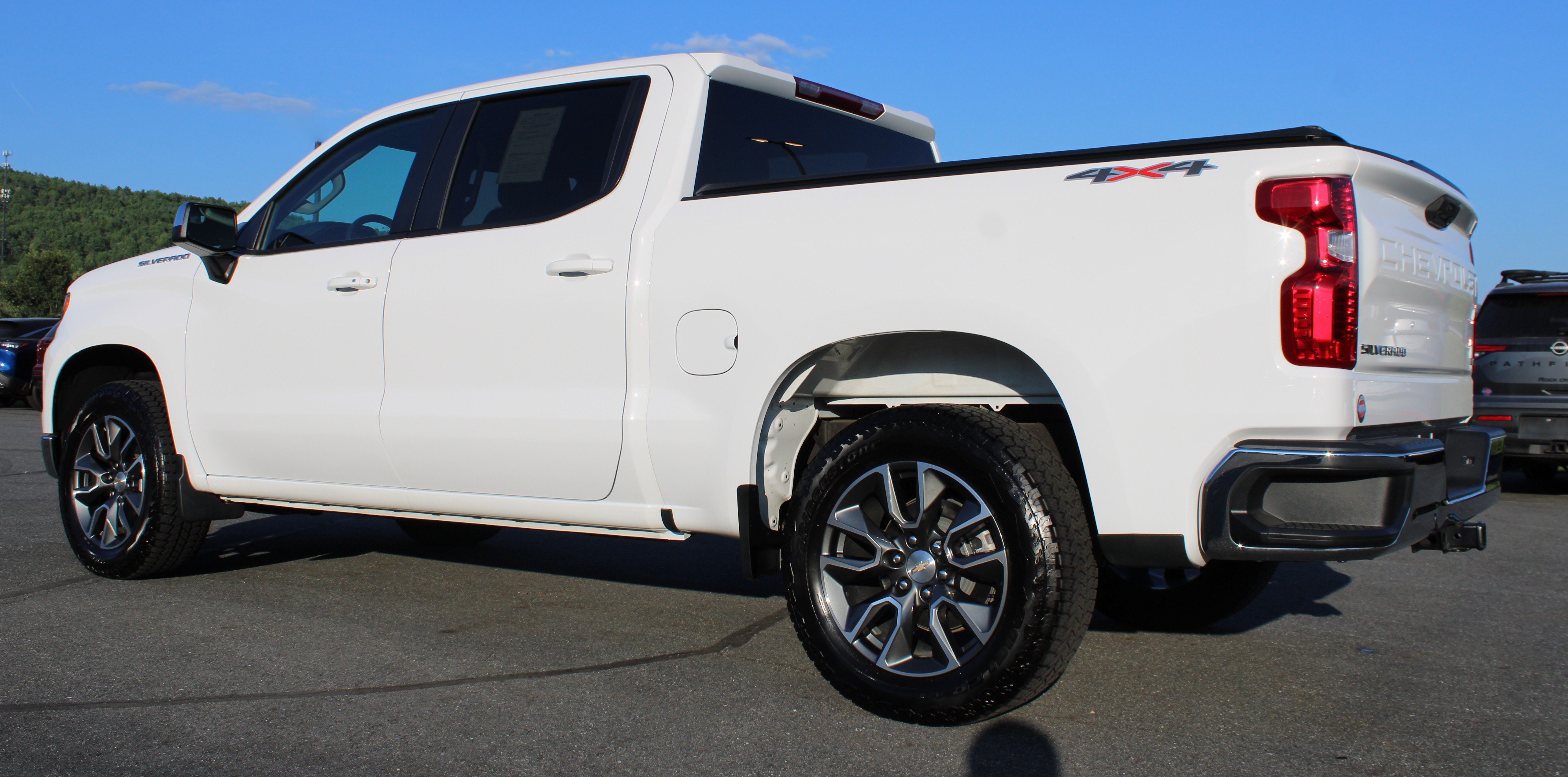 Used 2024 Summit White Chevrolet LT image 11