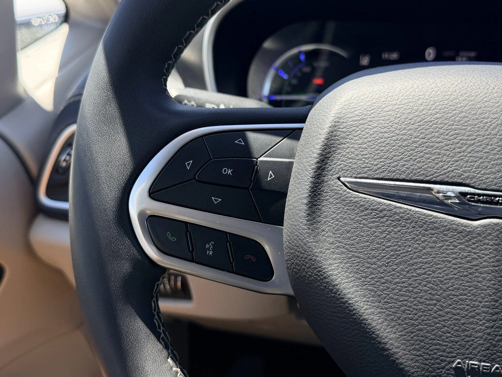Used 2024 Silver Mist Clear Chrysler Hybrid Select image 26