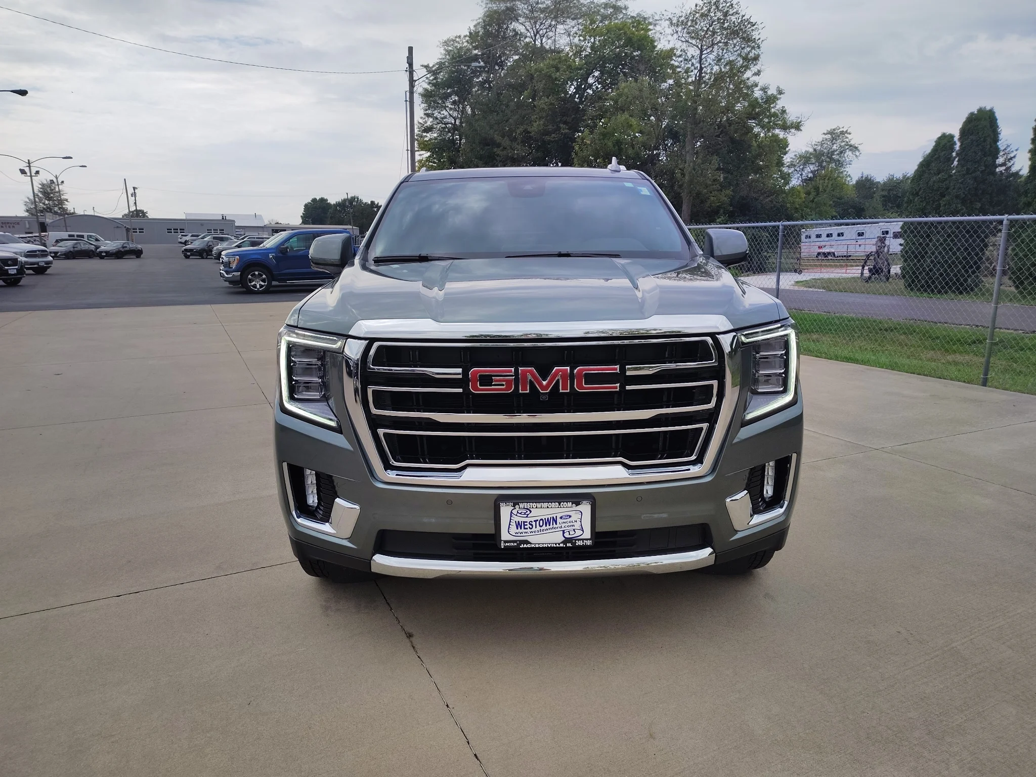 Used 2024 Frost GMC SLT image 8