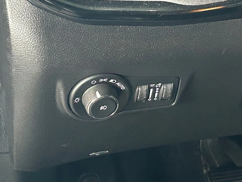 Used 2022 Granite Crystal Metallic Clearcoat Jeep Latitude image 20