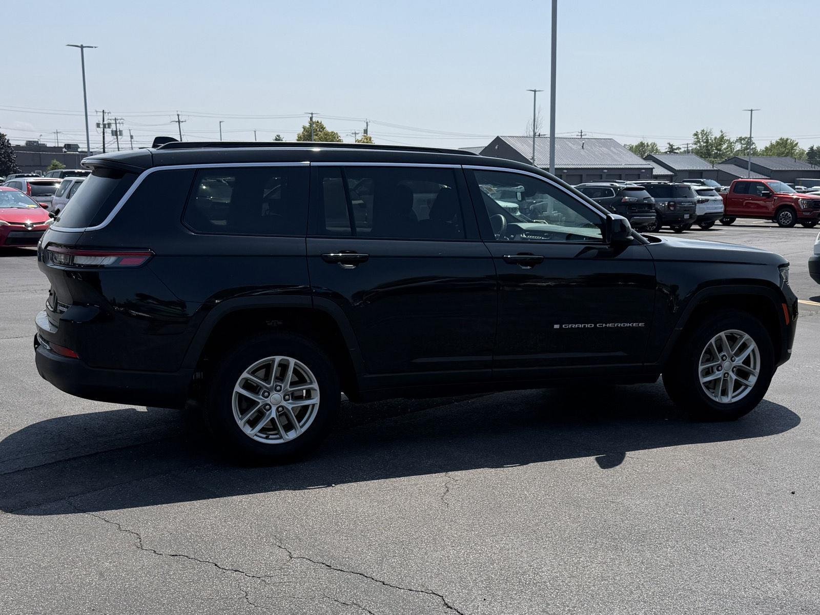 Used 2024 Diamond Black Crystal Pearlcoat Jeep Laredo image 4