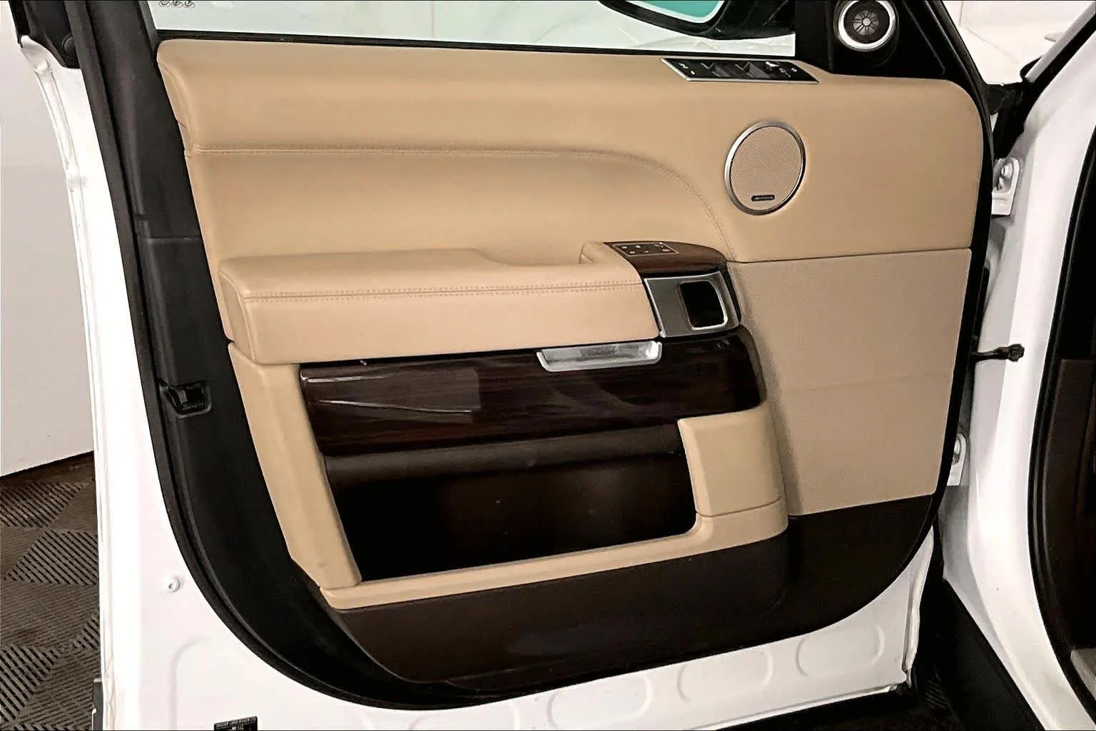 Used 2016 Fuji White Land Rover Supercharged image 22