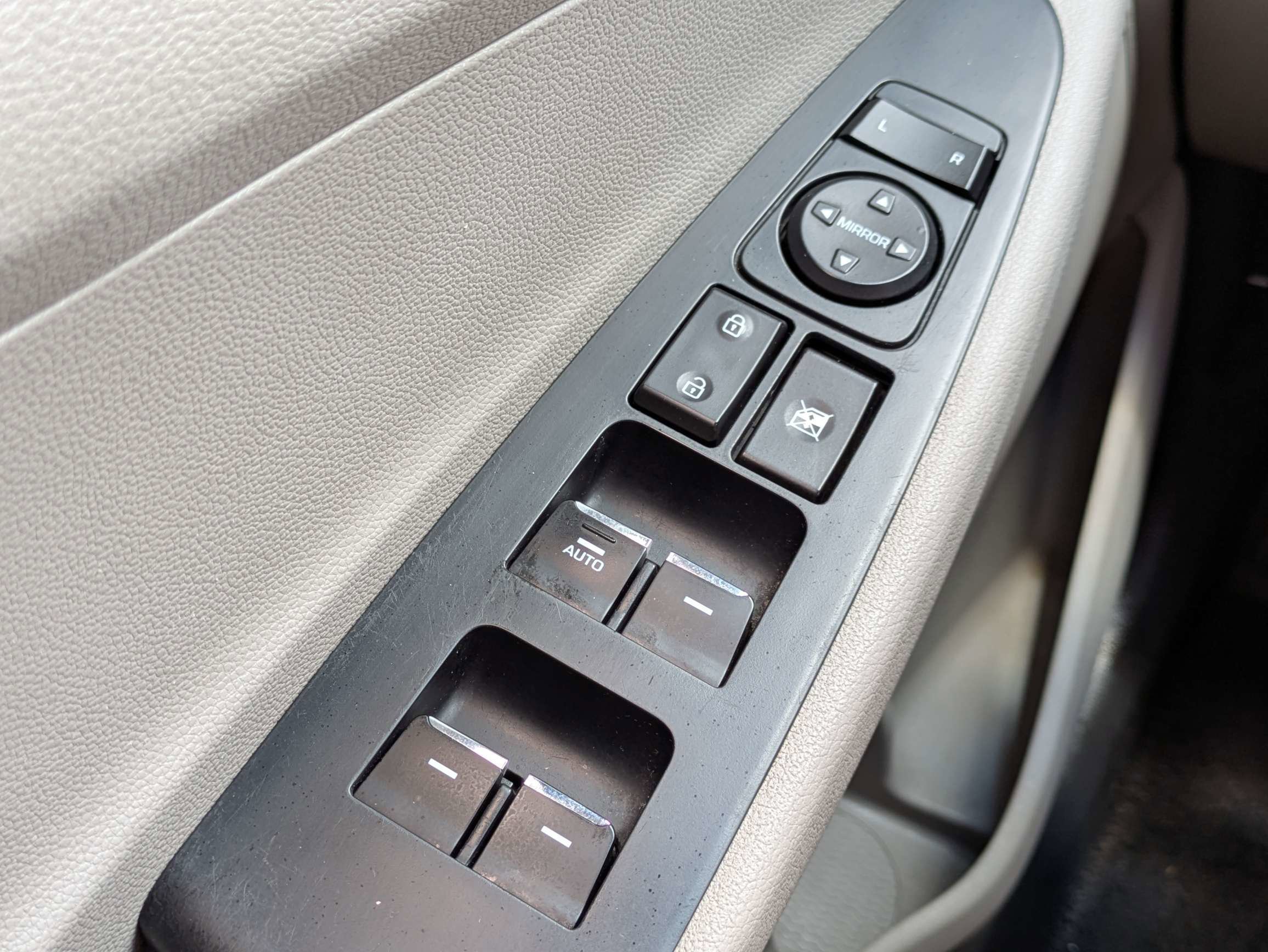 Used 2019 Black Noir Pearl Hyundai Value image 28
