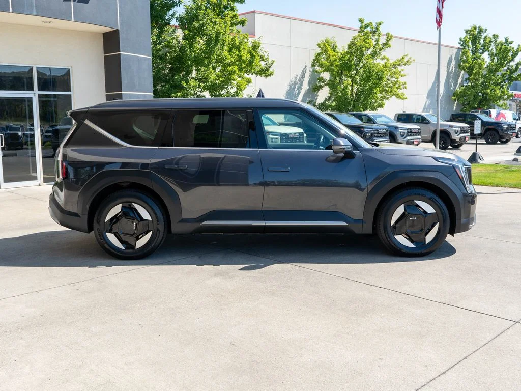 Used 2024 Gray Kia Wind image 8