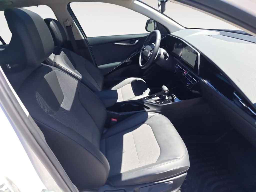 Used 2023 White Kia EX Touring image 15
