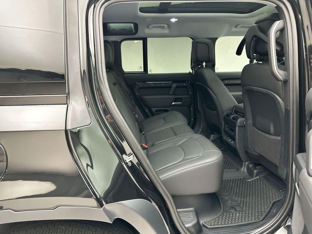 New 2026 Santorini Black Metallic Land Rover S image 7