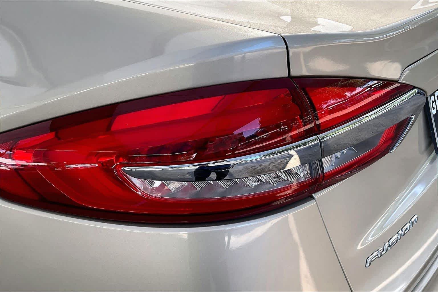 Used 2019 White Gold Metallic Ford SE image 28