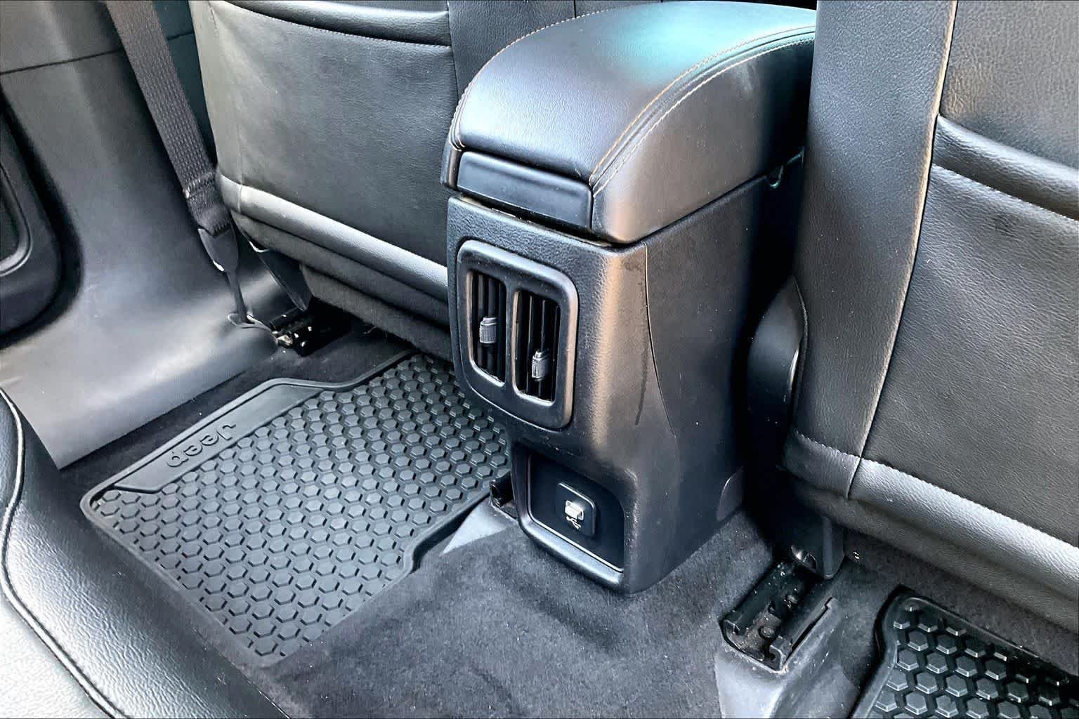 Used 2018 Redline Pearlcoat Jeep Latitude image 10
