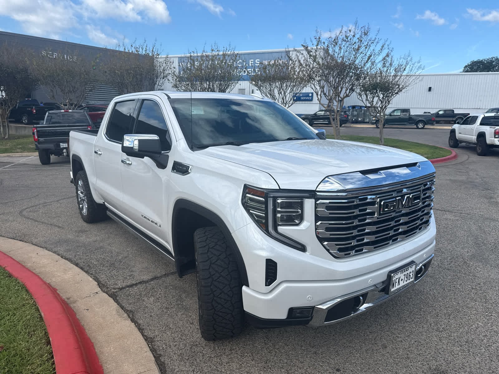 Used 2022 White Frost Tricoat GMC Denali image 3