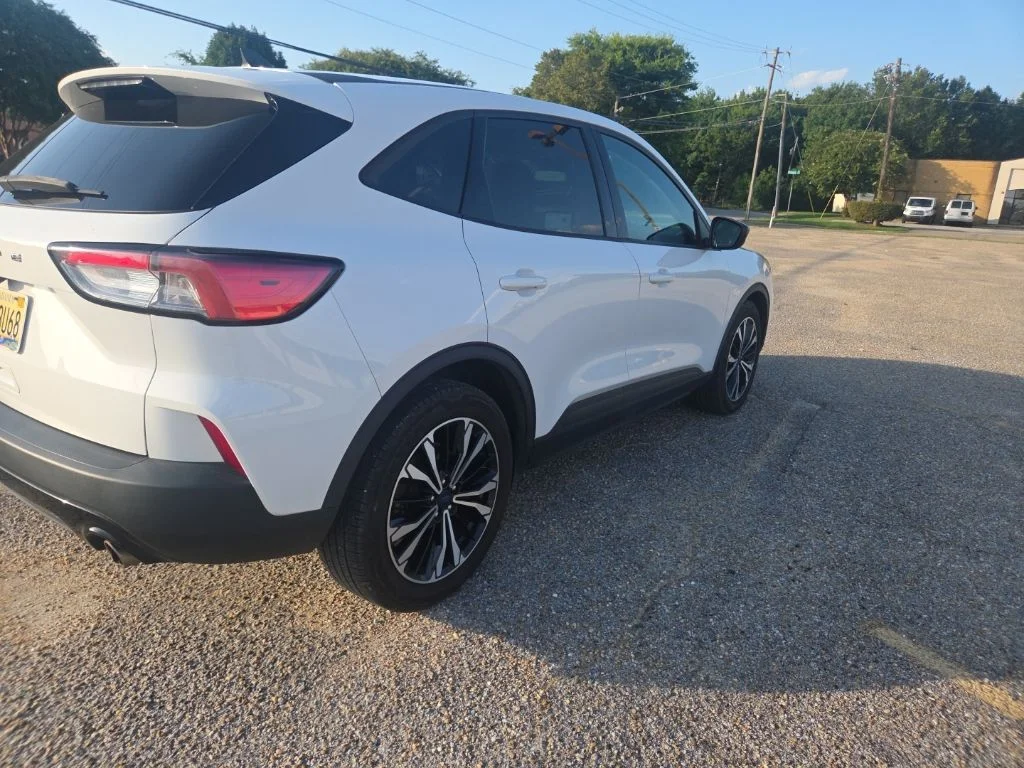 Used 2021 White Ford SE image 11