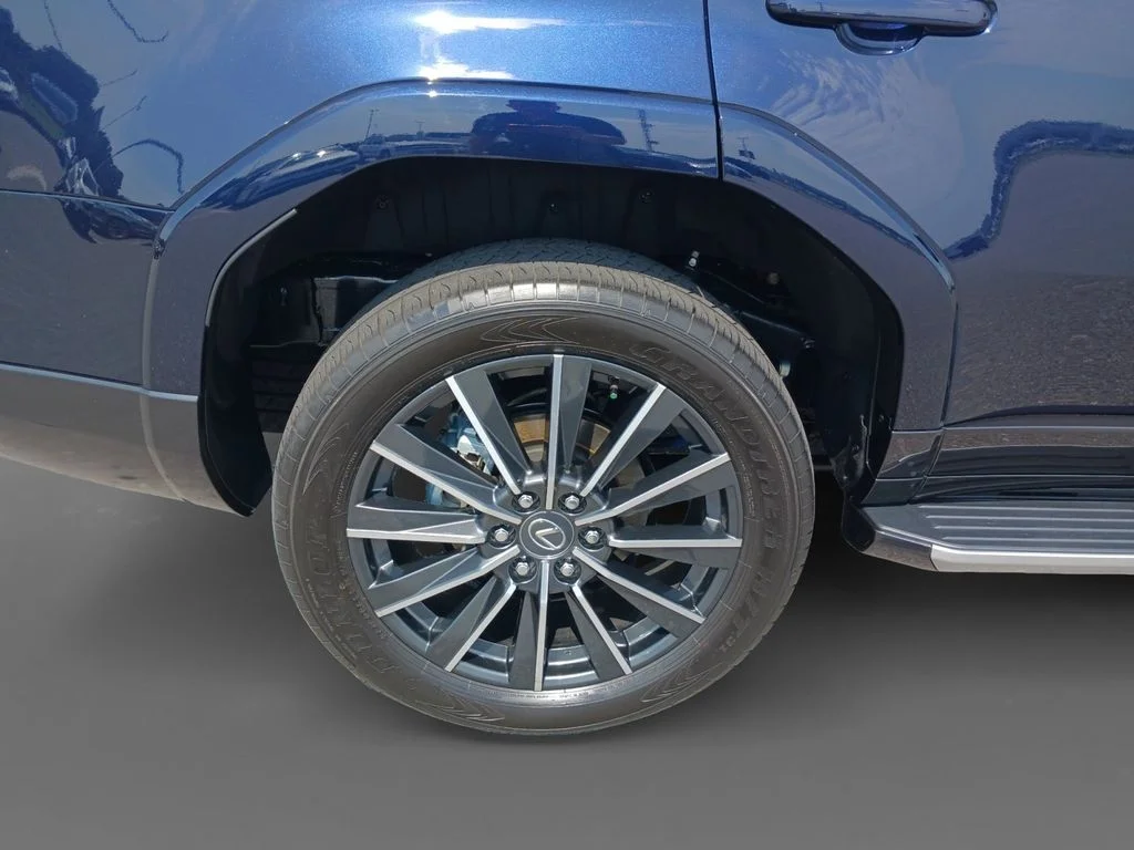 Used 2025  Lexus 550 Luxury image 10