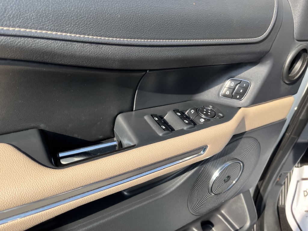Used 2022 White Ford Limited image 10