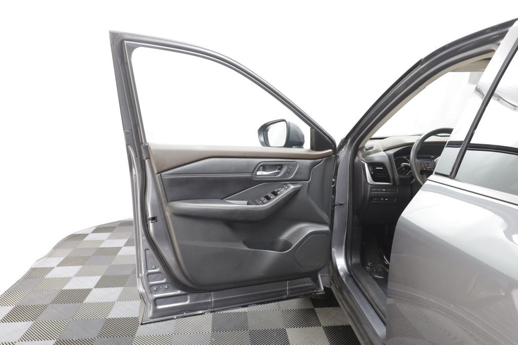 Used 2023 Gun Metallic Nissan SL image 5