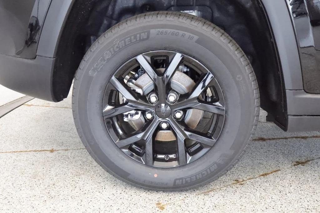 New 2026 Diamond Black Crystal Pearl-Coat Exterior Paint Jeep Altitude image 9