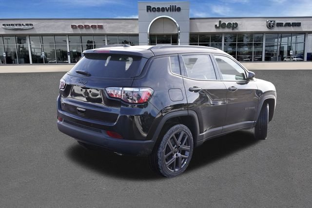 New 2026 Diamond Black Crystal Pearl-Coat Exterior Paint Jeep Limited image 3