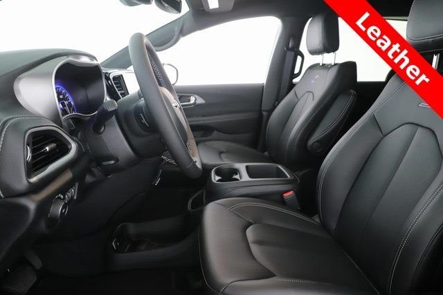 2026 Chrysler Pacifica Select - Photo 16