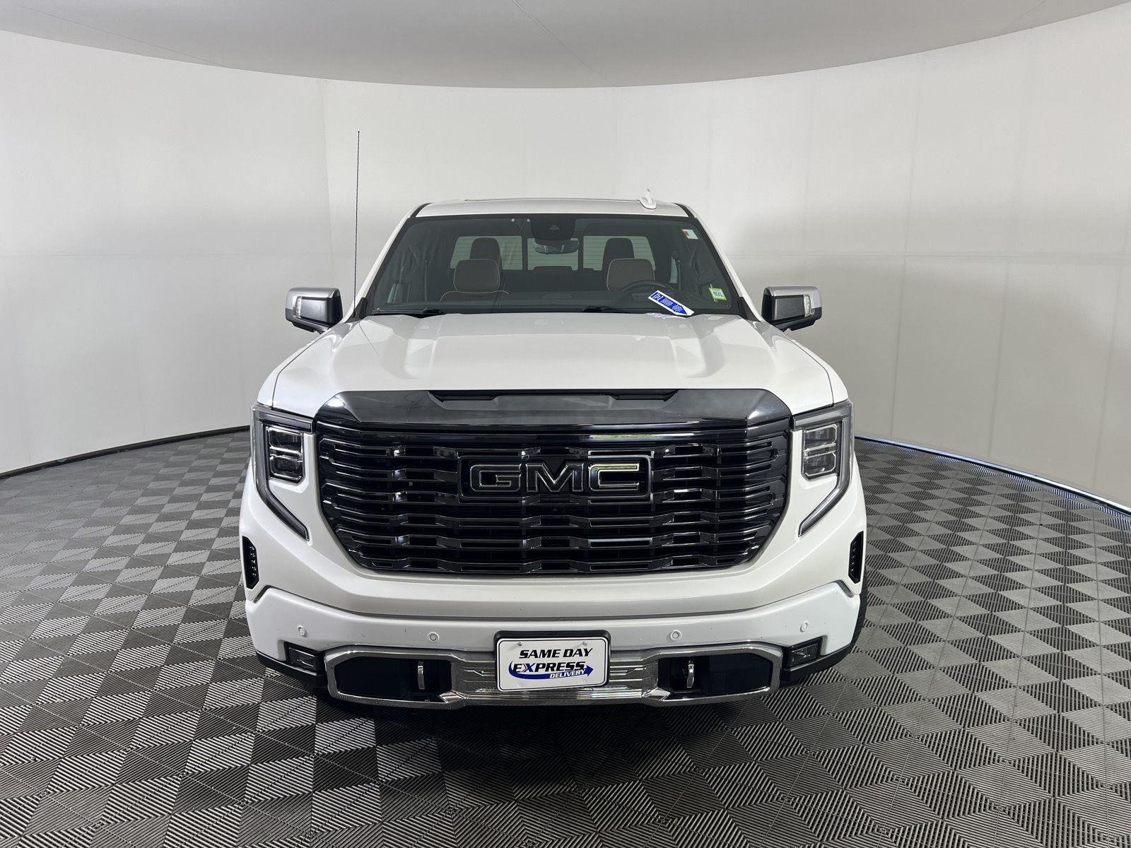 Used 2024 White Frost Tricoat GMC Denali Ultimate image 31