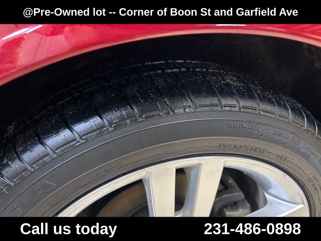 Used 2009 Red Pontiac Base image 12