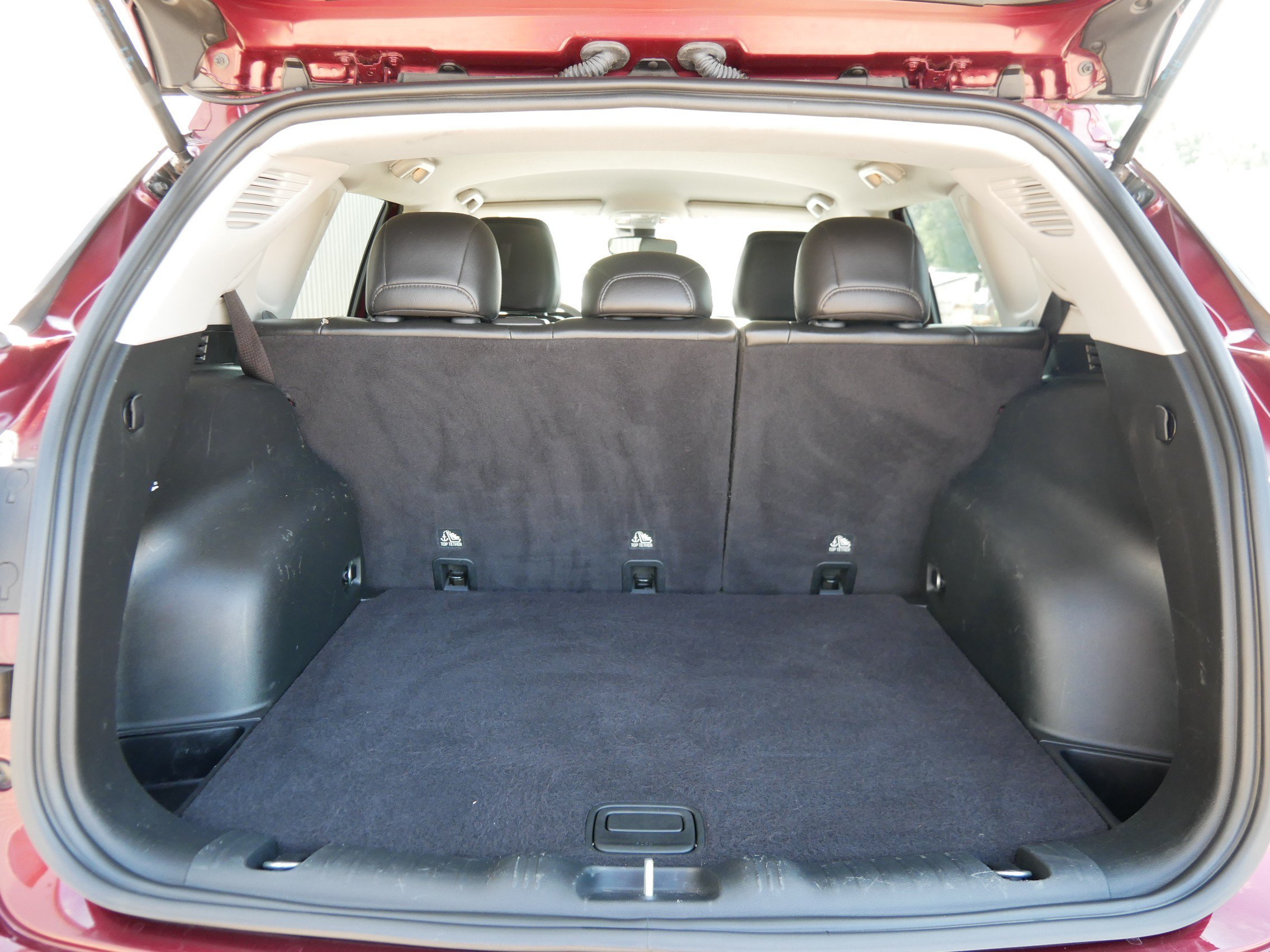 Used 2022 Velvet Red Pearlcoat Jeep Latitude image 12