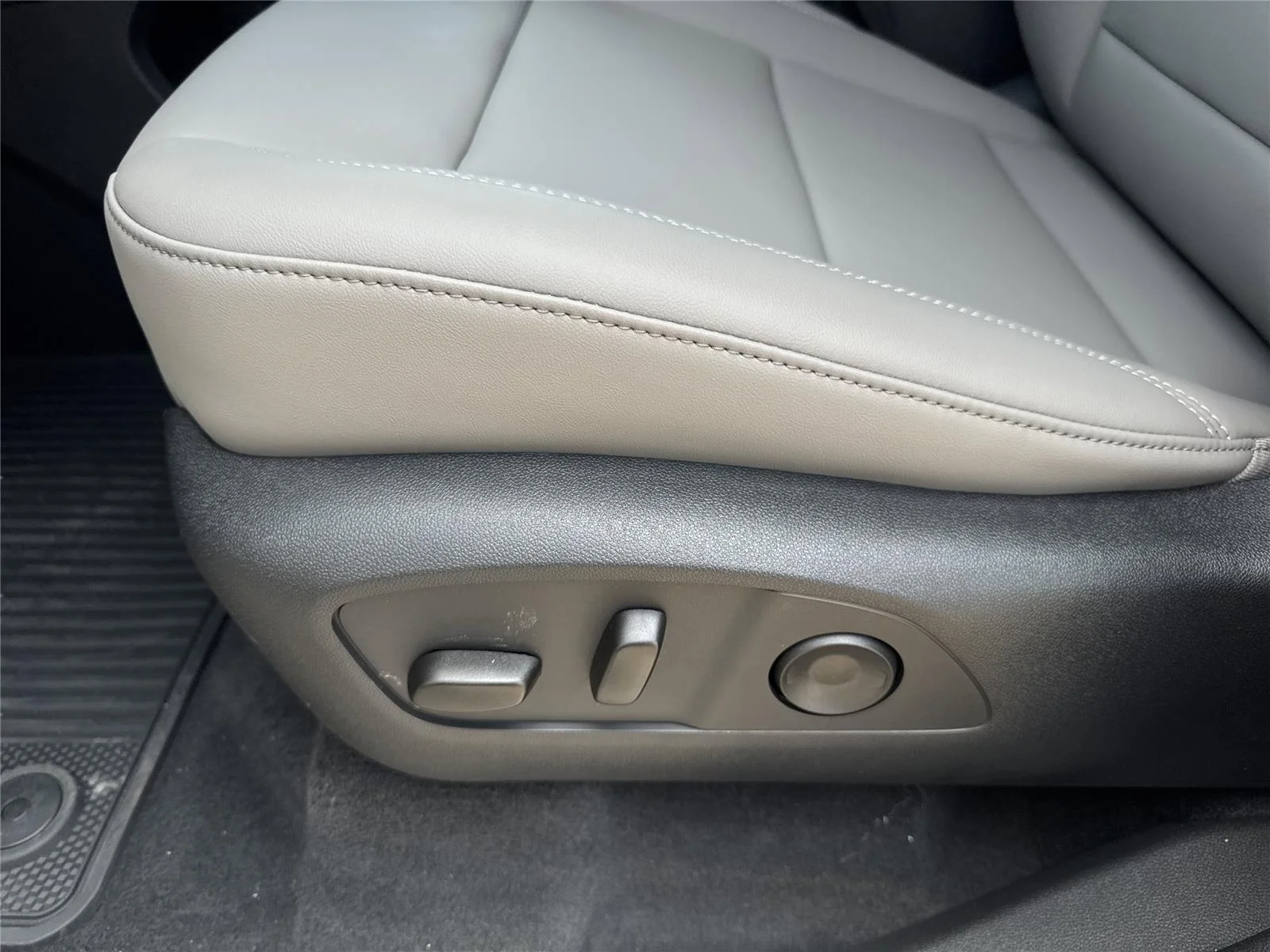 New 2026 Sterling Metallic GMC Elevation image 34