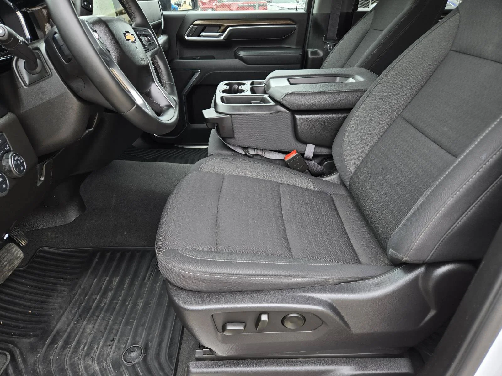 Used 2025 Summit White Chevrolet LT image 17