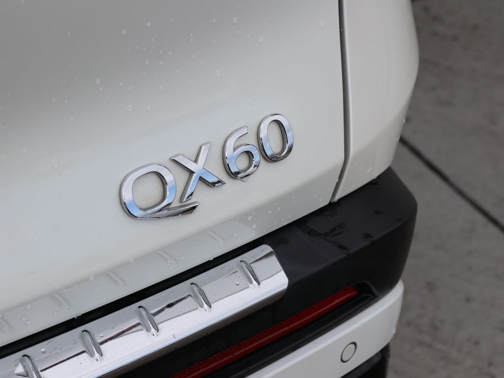 Used 2023 White INFINITI LUXE image 40