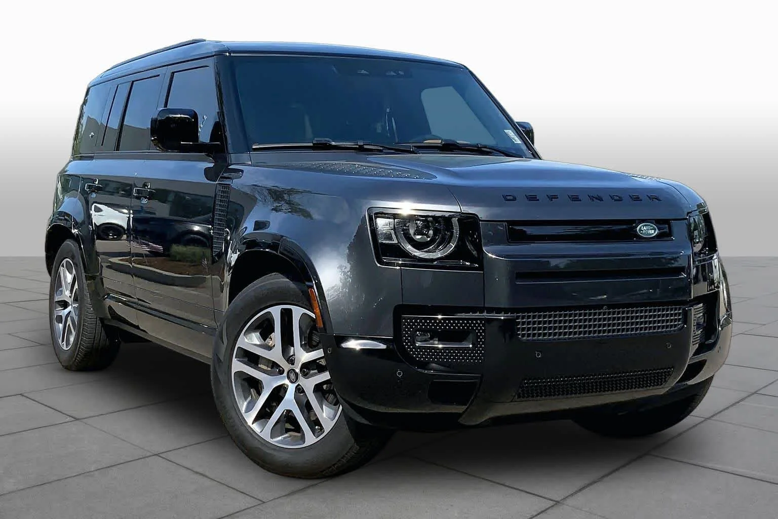 Used 2024 Carpathian Grey Premium Metallic Land Rover X-Dynamic SE image 3