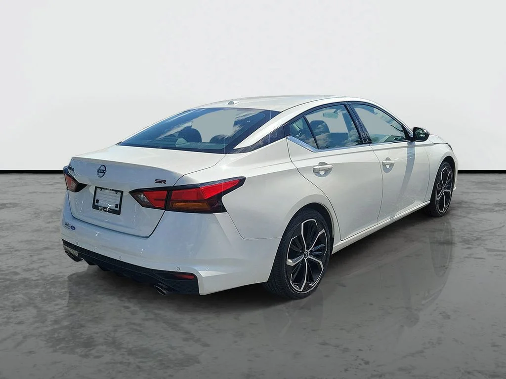 Used 2024 White Nissan 2.5 SR image 2