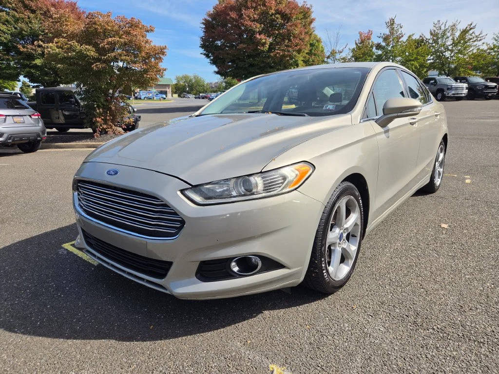 Used 2015 Gold Ford SE image 3