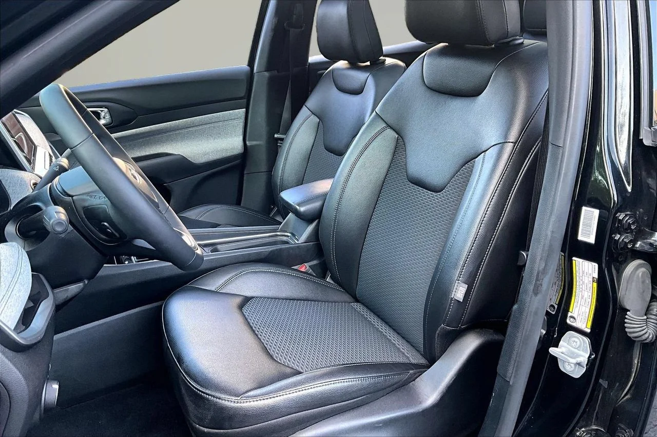 Certified Used 2025 Black Jeep Latitude image 20