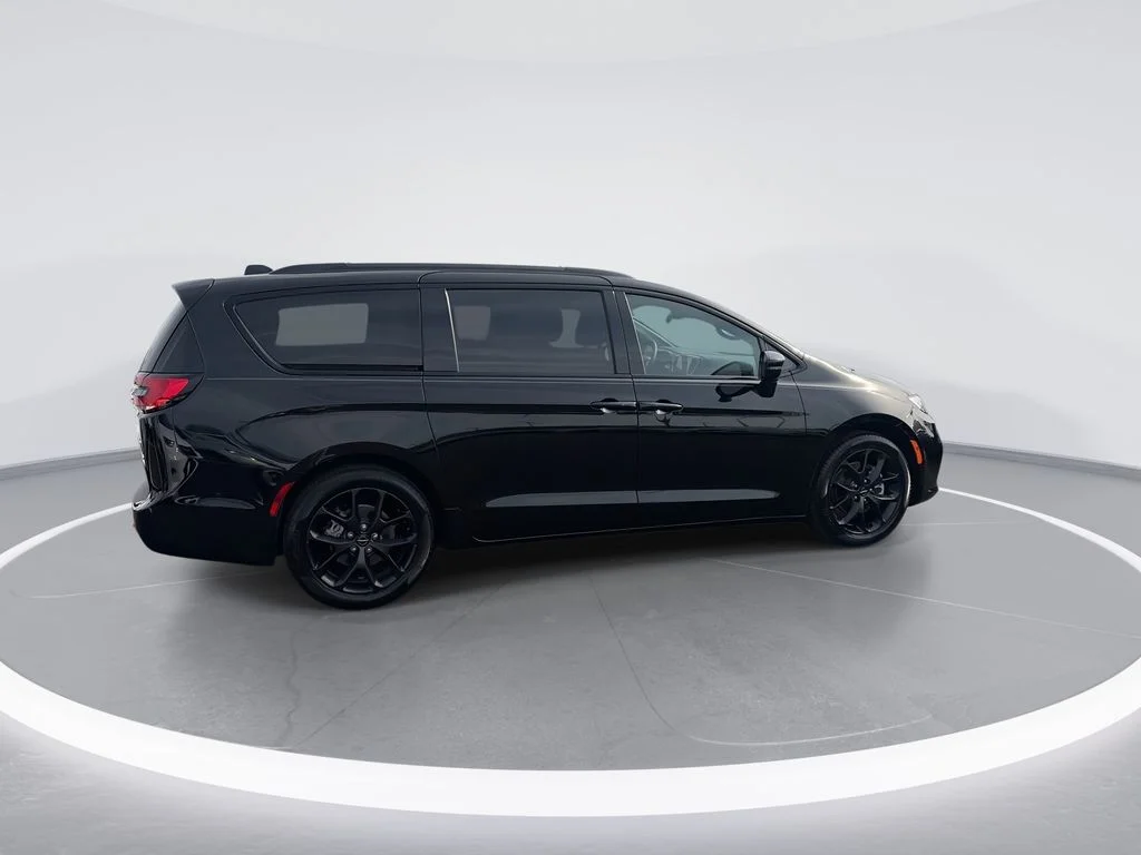 Used 2024 Black Chrysler Touring L image 8
