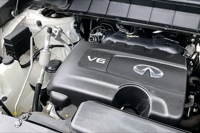 Used 2023 White INFINITI LUXE image 34
