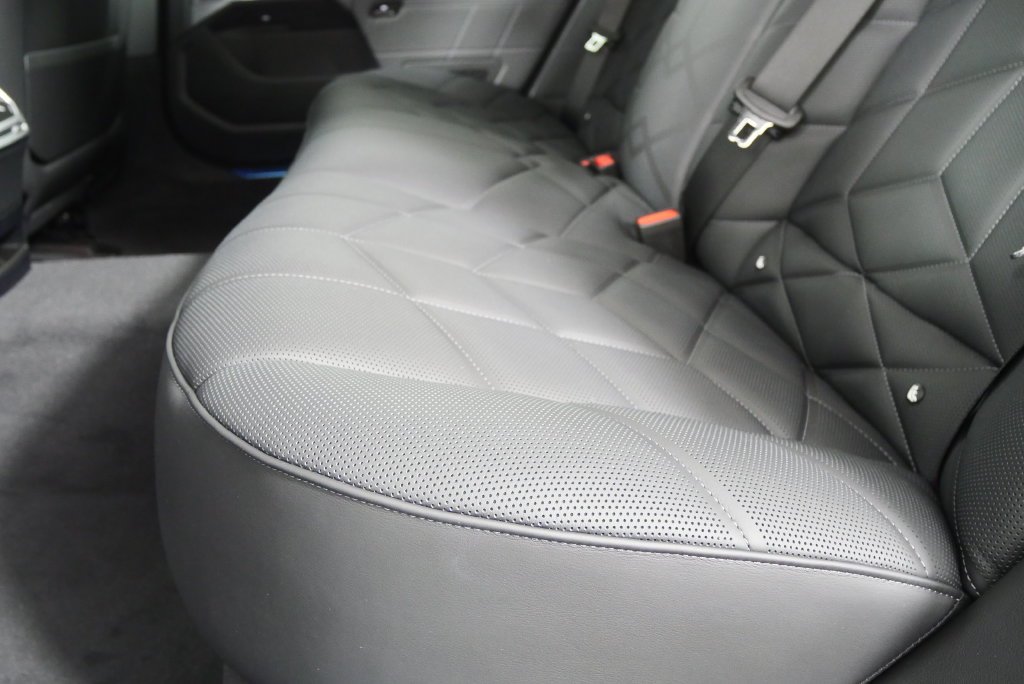 2026 BMW 7 Series 750e - Photo 16
