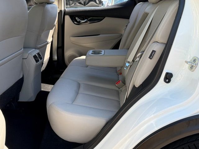 Used 2022 White Nissan SL image 7