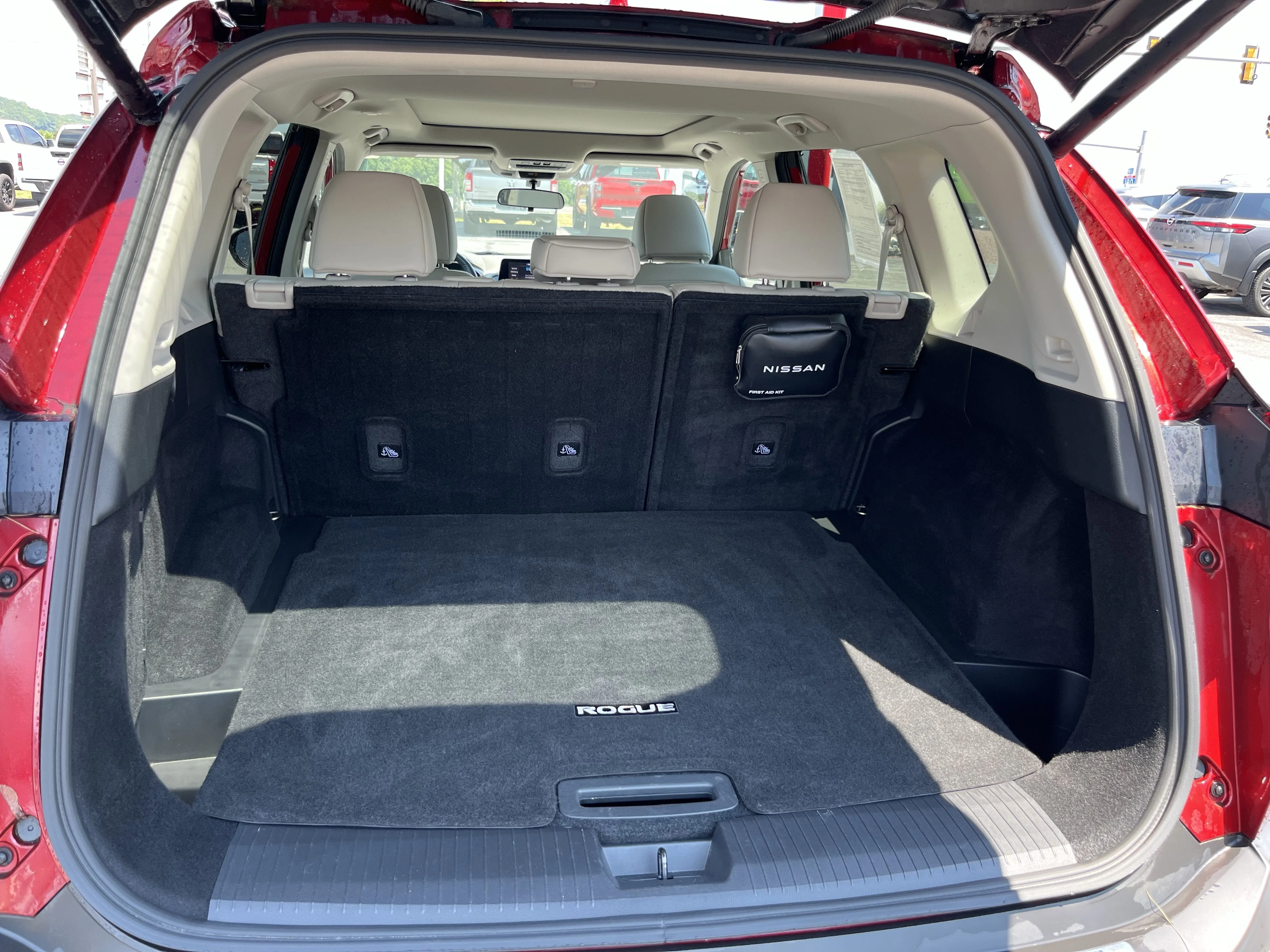 Used 2023 Scarlet Nissan SV image 7