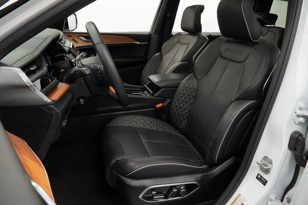 Used 2025 White Jeep Summit Reserve image 17