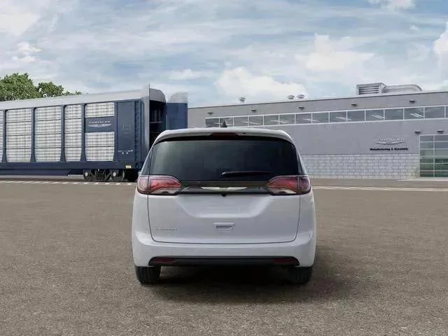 2026 Chrysler Voyager LX - Photo 5