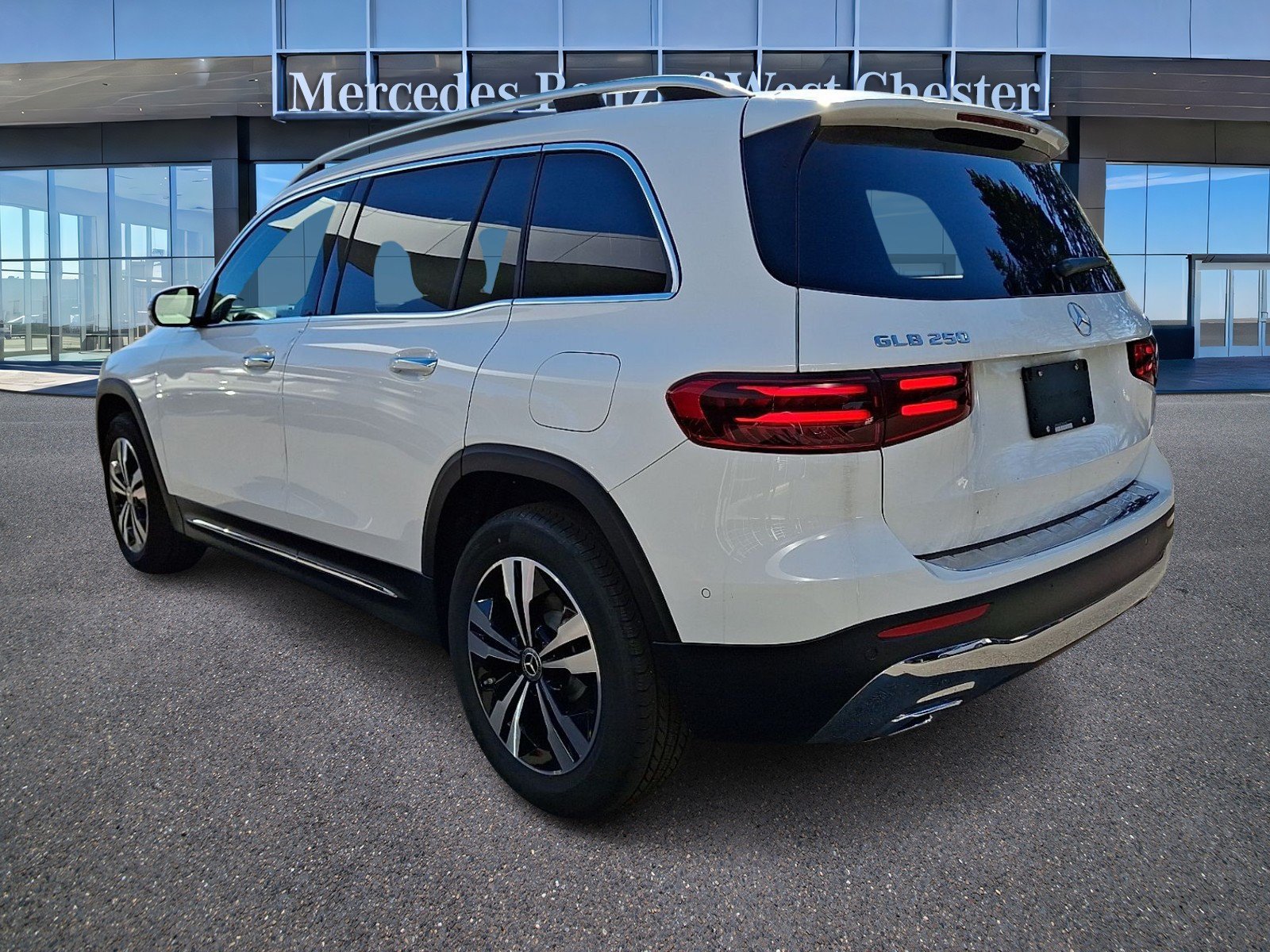 New 2026 Polar White Mercedes-Benz GLB 250 image 25
