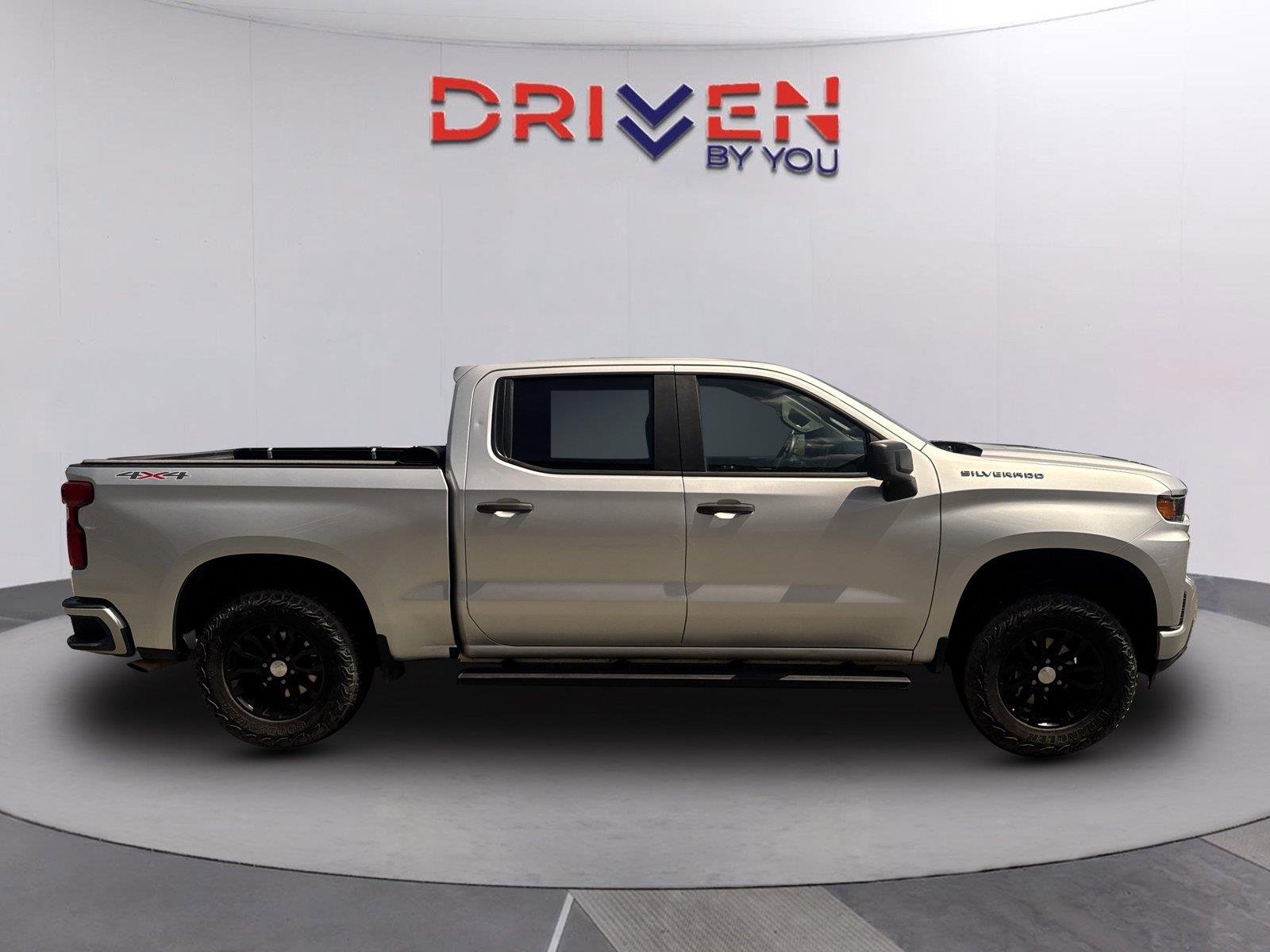 Used 2022 SILVER ICE METALLIC Chevrolet Custom image 3