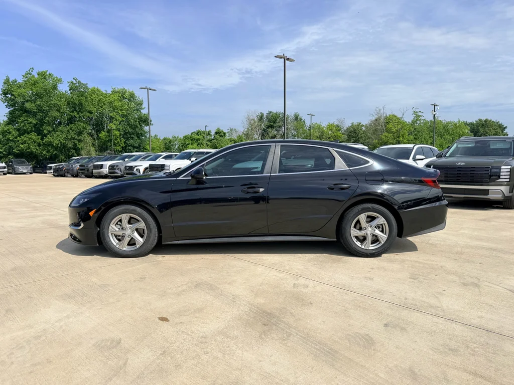 Used 2022 Phantom Black Hyundai SE image 9