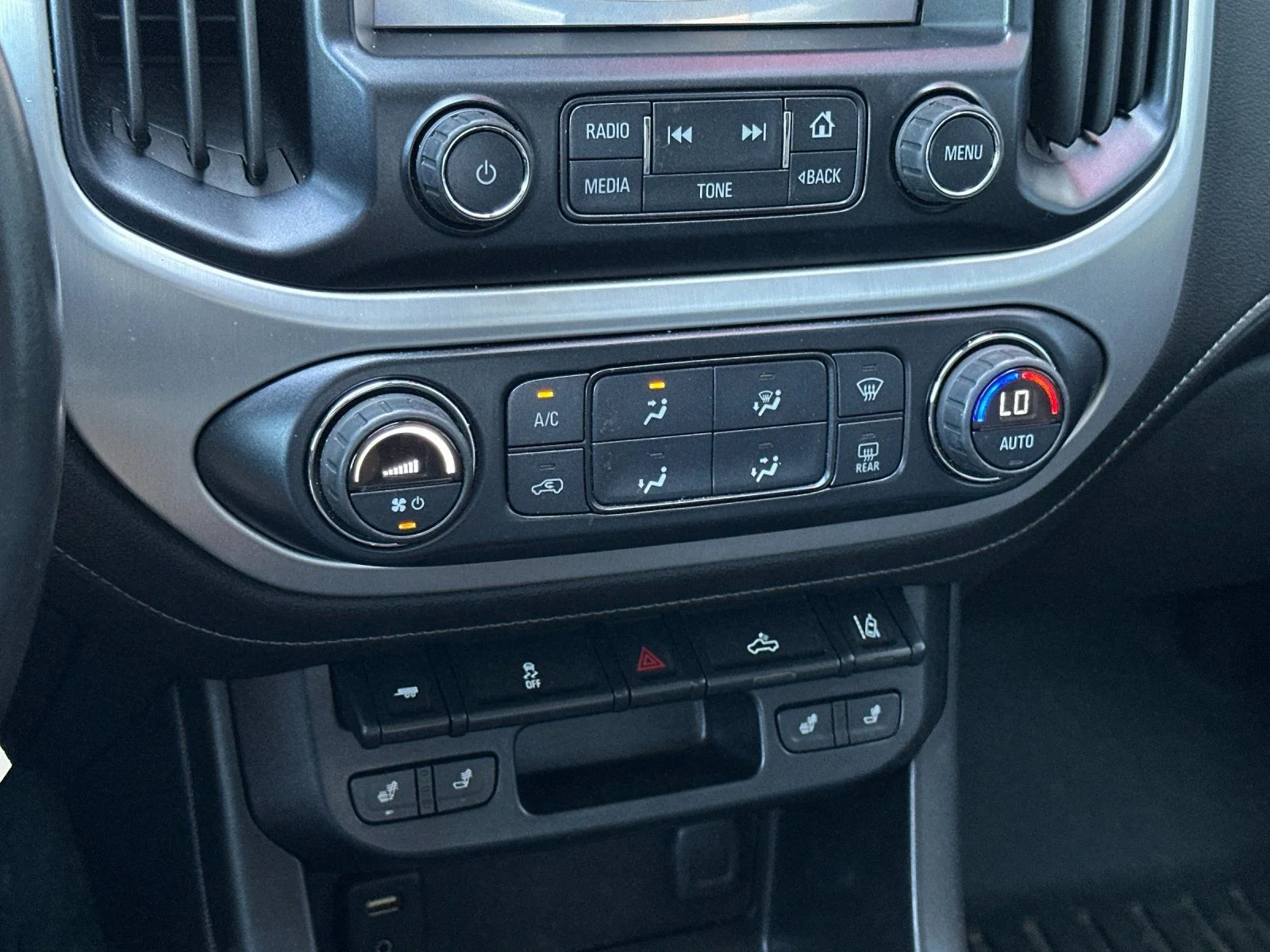 Used 2016 Cyber Gray Metallic GMC SLT image 18