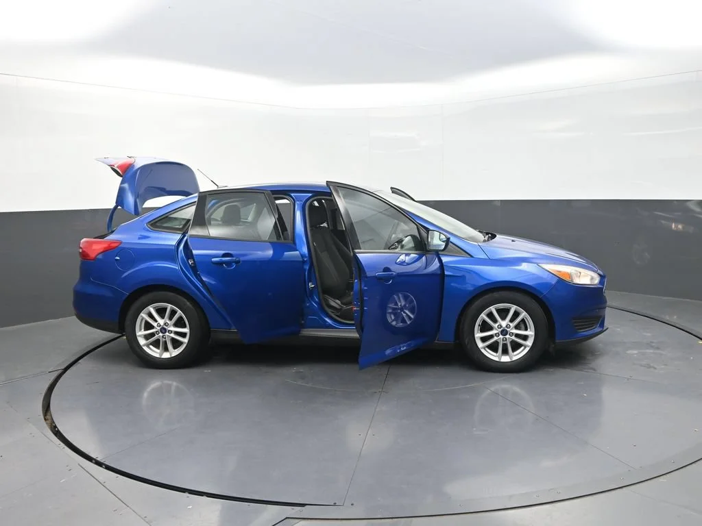 Used 2018 Blue Ford SE image 38